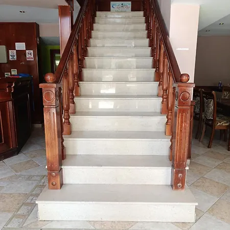 Mjeshtri Hotel *